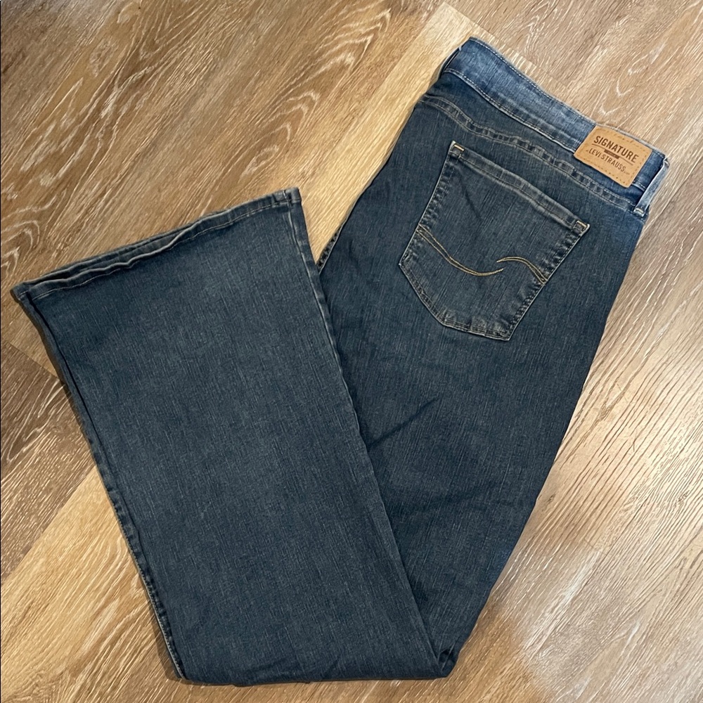 Signature Cold Levi Strauss Totally Shaping High-Rise Flare Jeans - Picture 5 of 6